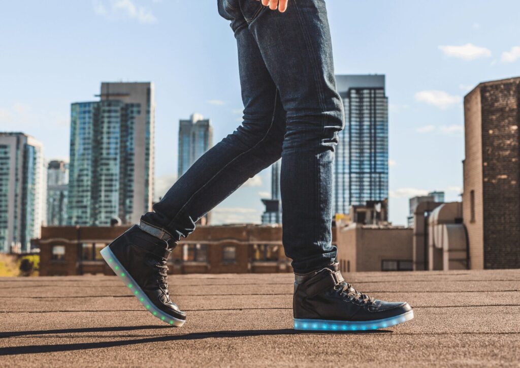 スマートな作業員の足元画像