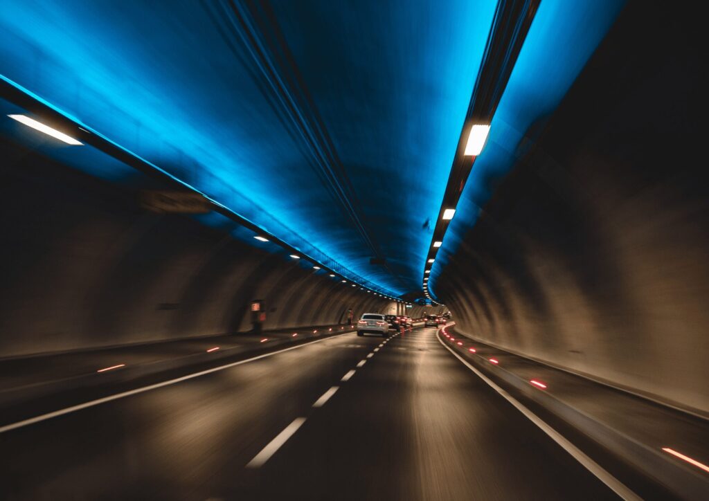 緊急時に車で駆け付けている画像