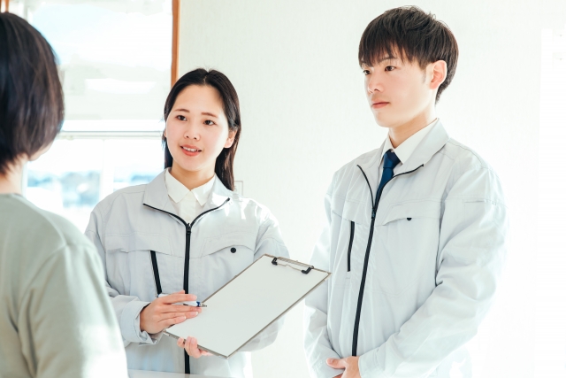 見積もりを行う作業員の画像