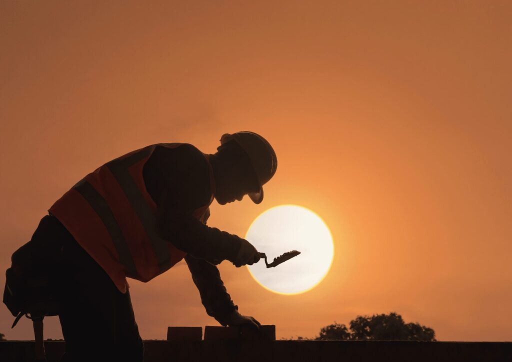 作業をしている作業員の画像