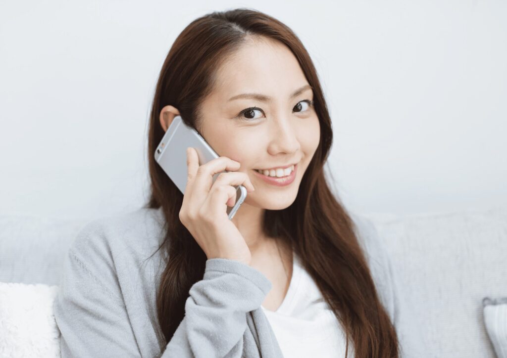 アフターサポートに電話をかけている女性の画像