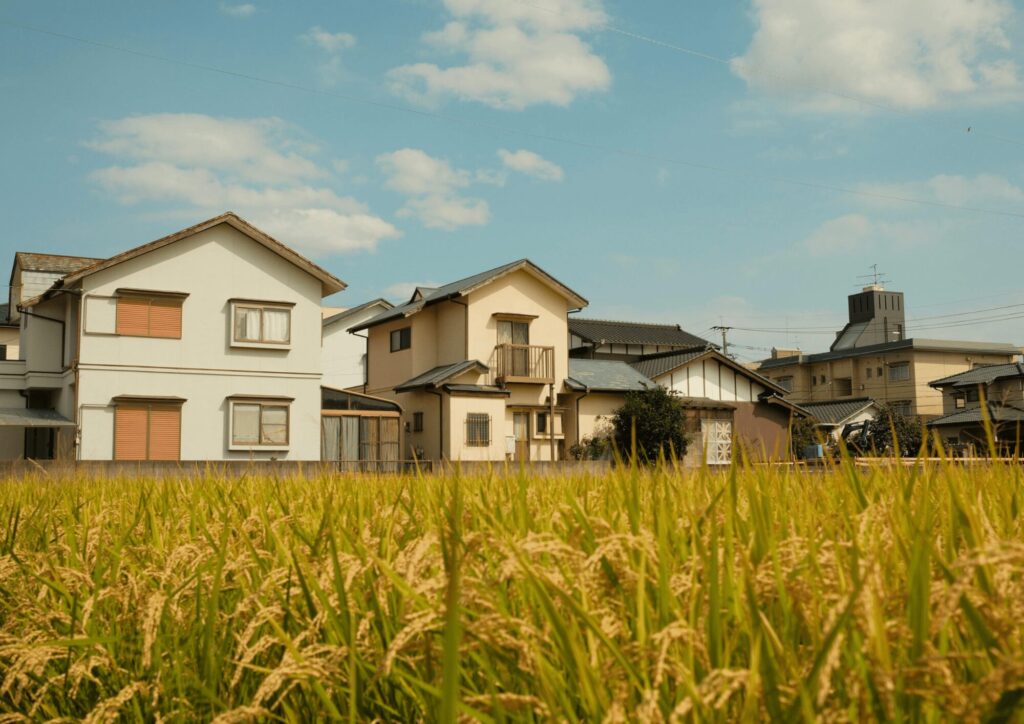 一軒家が立ち並び、アンテナが設置されている画像